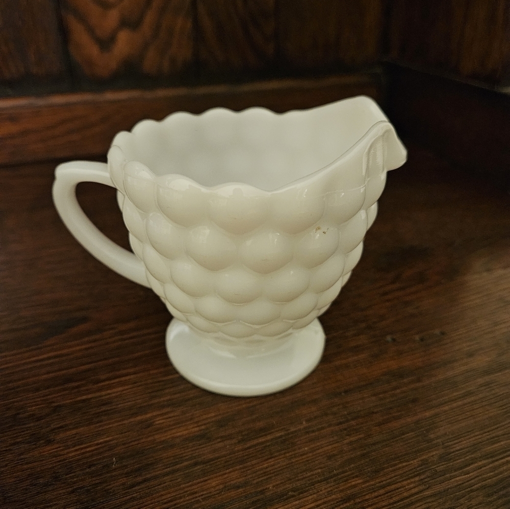 Vintage milk glass bubble creamer. - Picture 7 of 9
